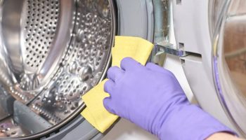 Bez izbeljivača i deterdženta: trik sa 2 kuhinjska sastojka za čišćenje bubnja veš mašine