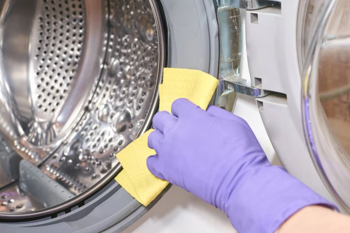 Bez izbeljivača i deterdženta: trik sa 2 kuhinjska sastojka za čišćenje bubnja veš mašine