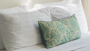 Šta prema psihologiji znači kada više puta nameštate jastuk pre spavanja