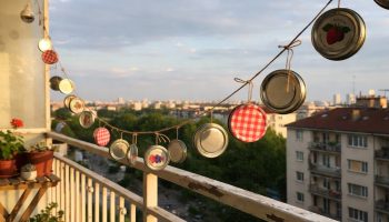 Kačenje poklopaca od džema na balkon: zašto se preporučuje i čemu služi