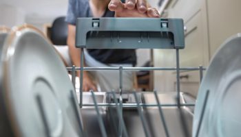 Malo ljudi u Srbiji zna: čemu služi mala klapna na gornjoj rešetki mašine za sudove?