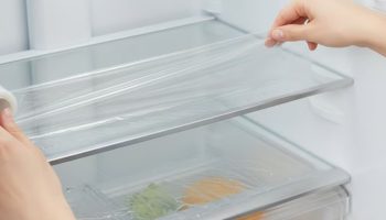 Stavljanje providne folije na police frižidera: čemu služi i kako olakšava čišćenje