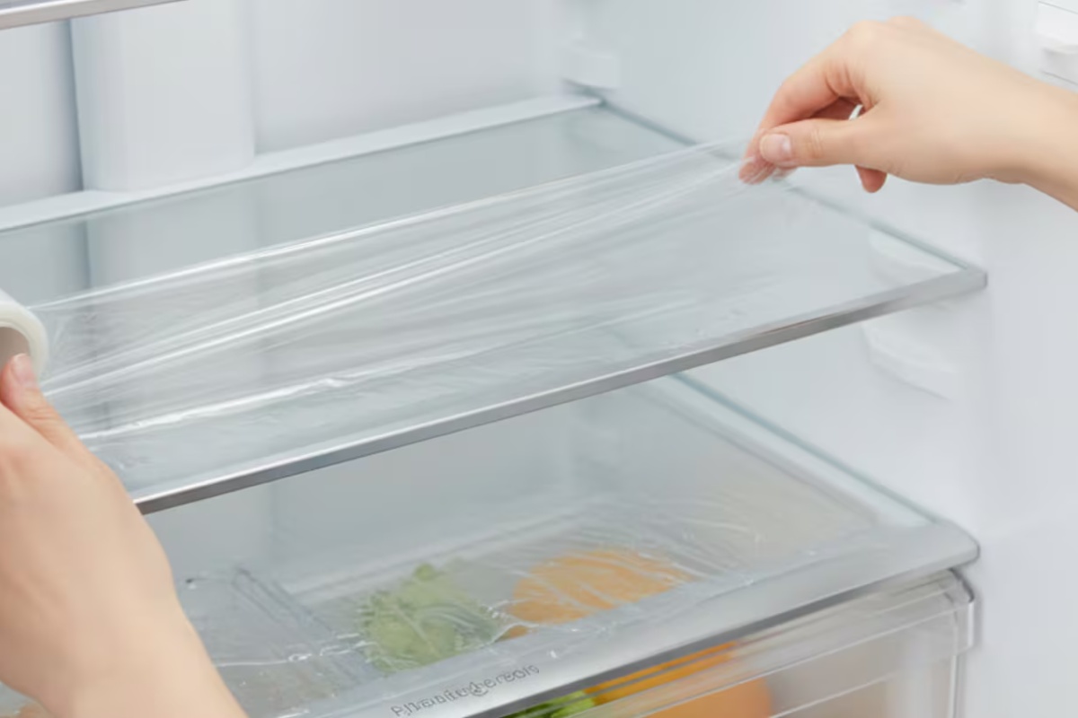 Stavljanje providne folije na police frižidera: čemu služi i kako olakšava čišćenje