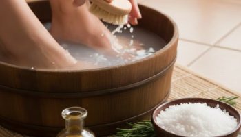 Pranje nogu sirćetom i solju: zašto se preporučuje i kada je najbolje to raditi