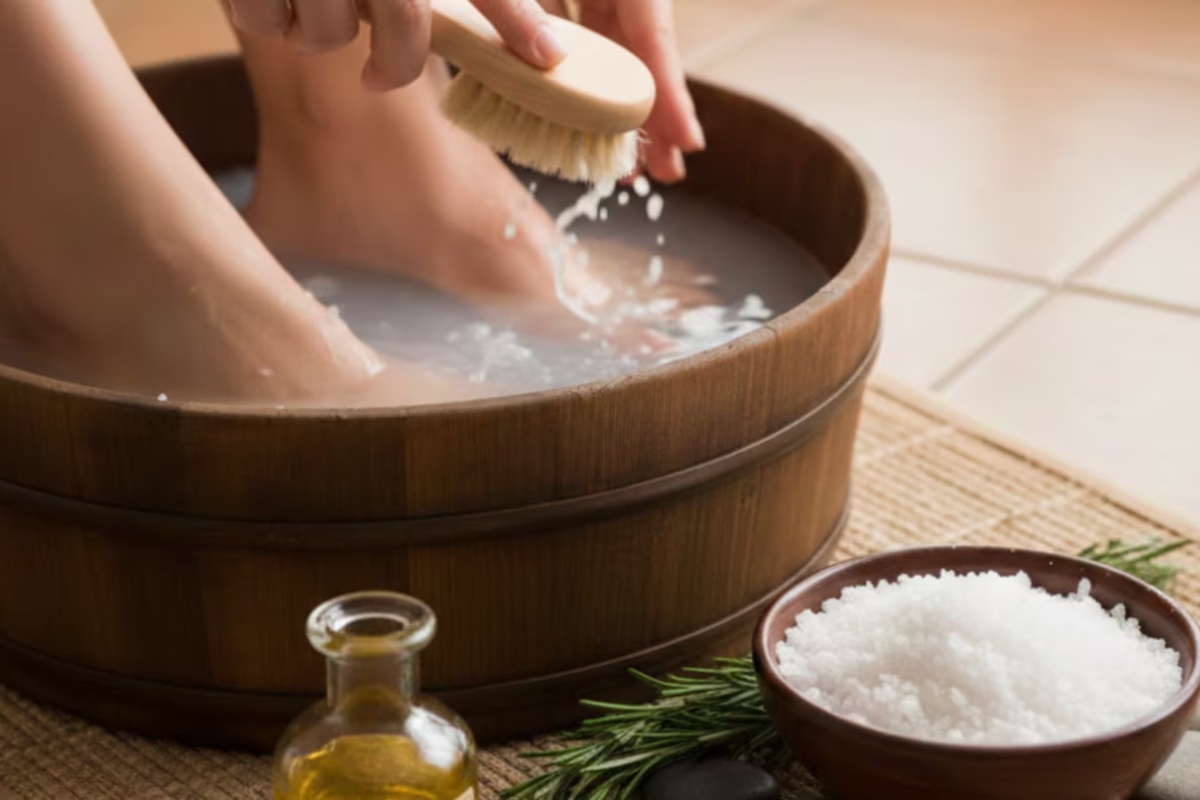 Pranje nogu sirćetom i solju: zašto se preporučuje i kada je najbolje to raditi