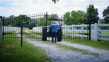 Vlasnik postavio ogradu u dvorištu zbog koje komšija mora da silazi sa traktora da bi je otvorio i prošao: Vrhovni sud smatra da je to „obična neprijatnost“ koja ne sprečava pravo prolaza