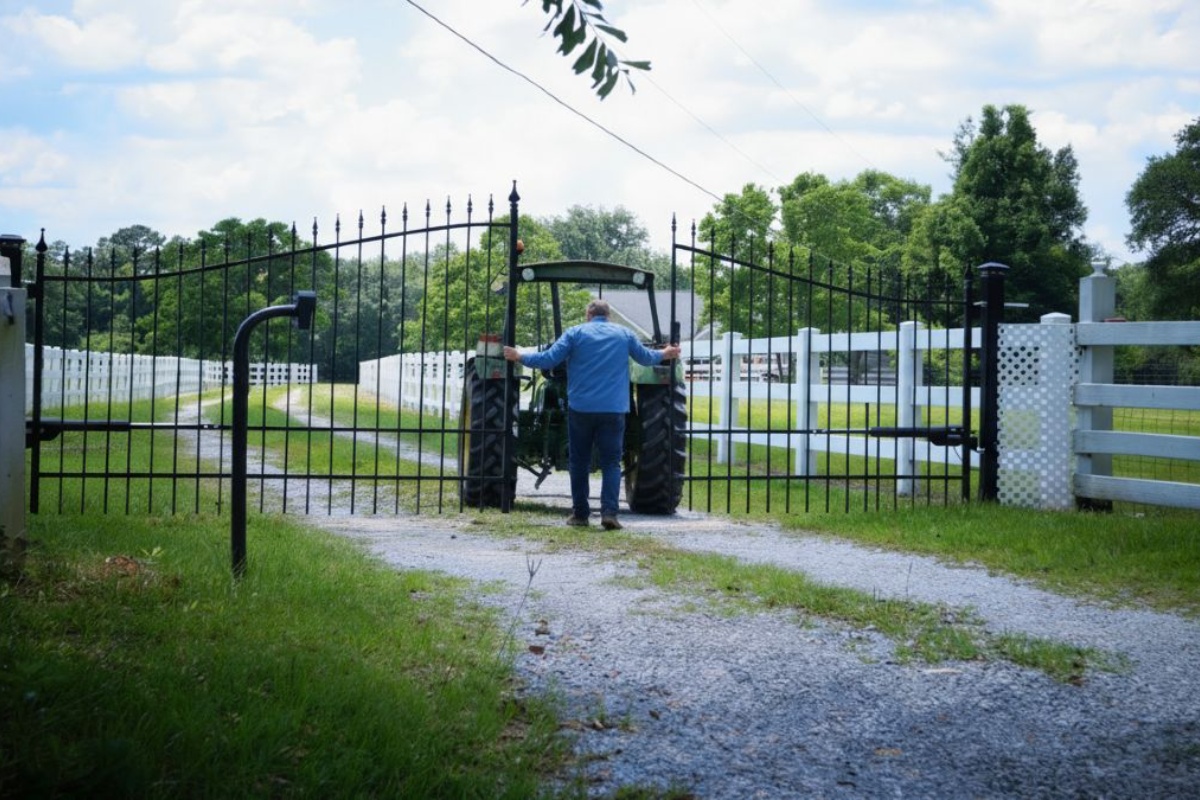 Vlasnik postavio ogradu u dvorištu zbog koje komšija mora da silazi sa traktora da bi je otvorio i prošao: Vrhovni sud smatra da je to „obična neprijatnost“ koja ne sprečava pravo prolaza