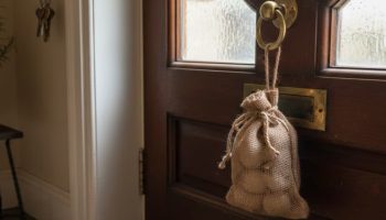 Novi trend u Srbiji: čemu služi kačenje vrećice s belim lukom na ulazna vrata