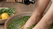 Pranje nogu sirćetom i ruzmarinom: zašto se preporučuje i kada je najbolje to raditi
