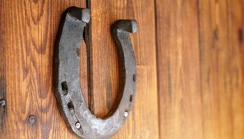 Nije samo dekoracija: šta znači postaviti potkovicu na vrata kuće