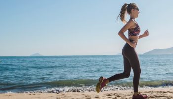 Bez teretane: 7 vežbi koje možete raditi na plaži tokom leta