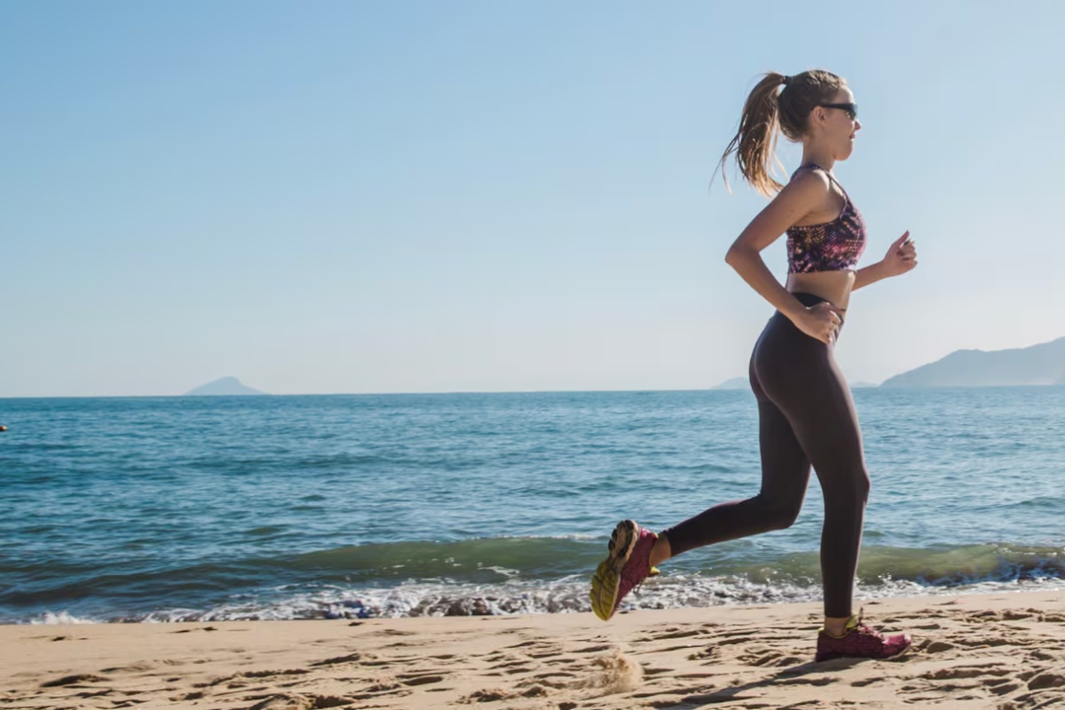 Bez teretane: 7 vežbi koje možete raditi na plaži tokom leta