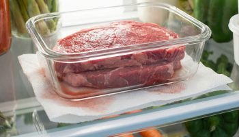 Malo ko zna: zašto treba staviti kuhinjski papir ispod mesa ako ga ostavljate u frižideru