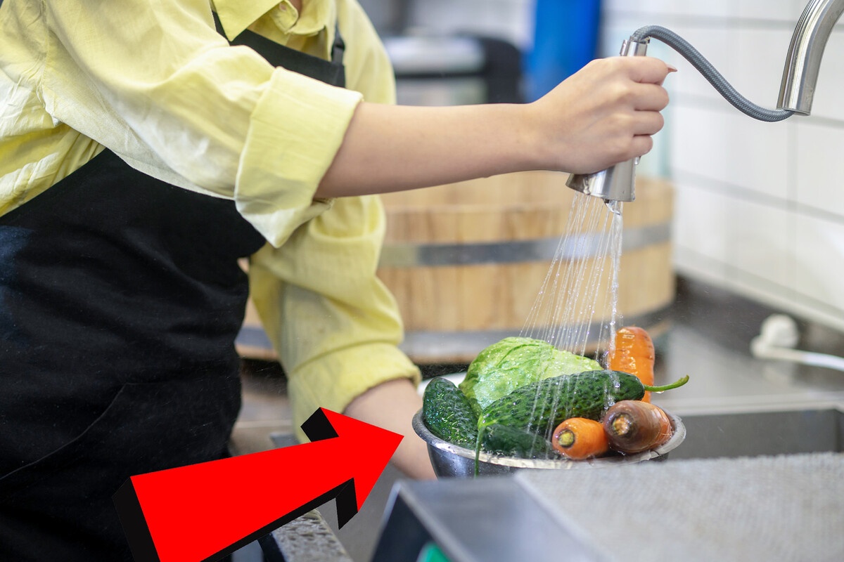 Zašto nikada ne bi trebalo da perete voće i povrće deterdžentom za sudove, prema mišljenju stručnjaka