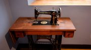 Ako imate staru šivaću mašinu, imate blago: evo kako se pretvara u moderan komad nameštaja