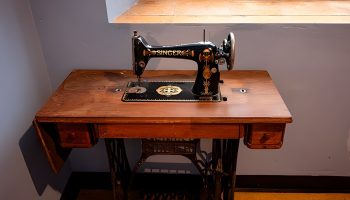 Ako imate staru šivaću mašinu, imate blago: evo kako se pretvara u moderan komad nameštaja