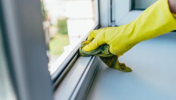 Pomešajte ovo sa vodom i nanesite na krpu. Žute mrlje sa PVC prozorskih okvira nestaju bez ribanja