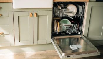 Zašto vaša mašina za pranje sudova ostavlja bele mrlje na čašama — i kako to popraviti, prema rečima stručnjaka