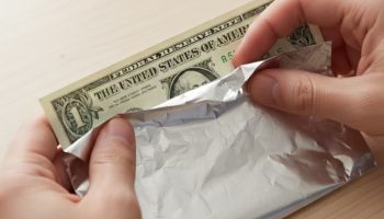 Nošenje dolara umotanog u aluminijumsku foliju u novčaniku: čemu služi i kada to treba uraditi