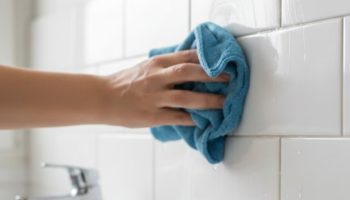 Čišćenje kupatilskih pločica limunom i sodom bikarbonom: čemu služi i koliko često to treba raditi