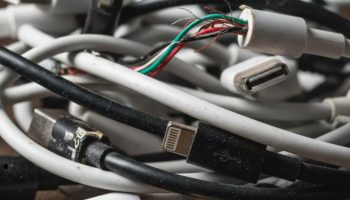 Ako imate pokvarene kablove punjača, ne bacajte ih: trik da ih reciklirate i iskoristite kod kuće