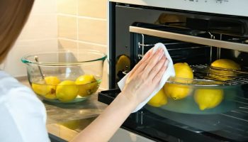 «Čistila sam rernu s mukom, sve dok nisam otkrila ovaj trik sa toplom vodom i limunom»