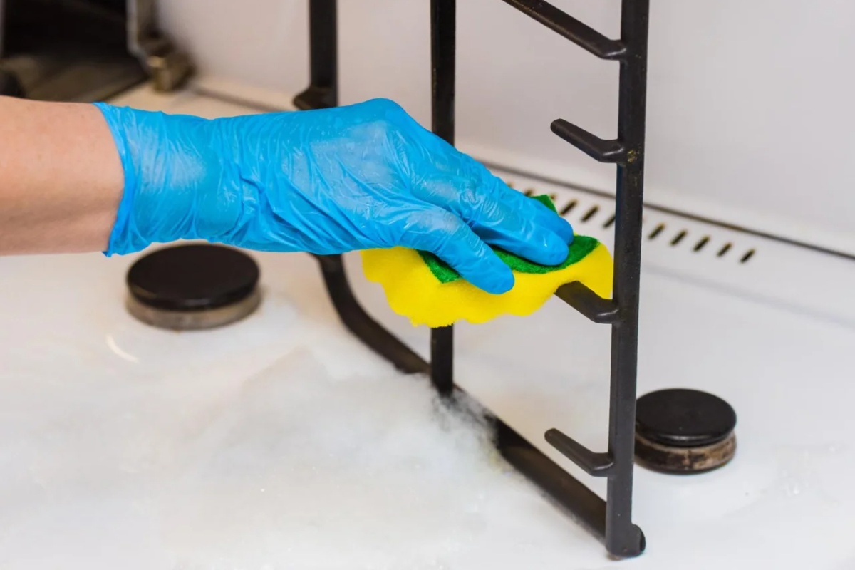 Sipajte 1 šolju u ključalu vodu i potopite prljavu rešetku šporeta. Lepljivi sloj masti će nestati. Čišćenje rešetke plinskog šporeta