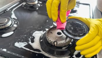 Dodajte 10 kapi i podmažite prljave gorionike. Izgorela prljavština će sama otpasti. Način za čišćenje gorionika plinskog šporeta