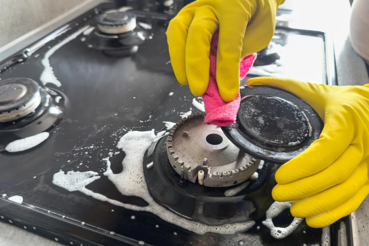 Dodajte 10 kapi i podmažite prljave gorionike. Izgorela prljavština će sama otpasti. Način za čišćenje gorionika plinskog šporeta