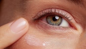 Ova krema za područje oko očiju božanstveno hidrira, briše bore i podočnjake: Žene u 60-ima su oduševljene