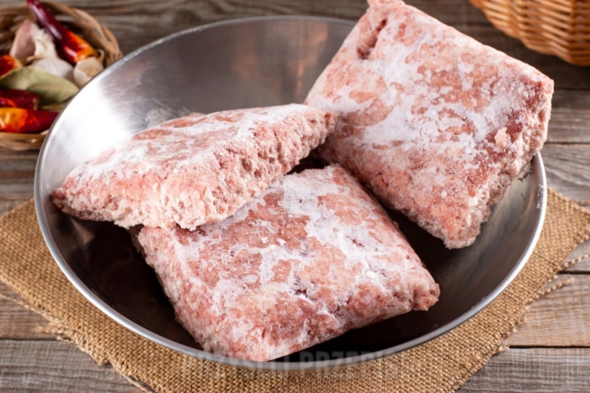 Meso odmrzavam 3x brže od vas. Bez vode ili mikrotalasne, dovoljno je samo da zavirite u kuhinjski ormarić