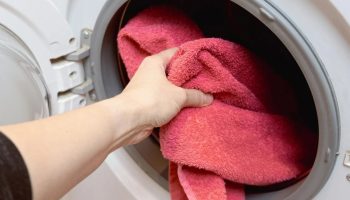 Dodajte 15 kapi i sipajte u mašinu tokom pranja peškira. Mirisaće kao odmor u Grčkoj. Domaći način za pranje peškira