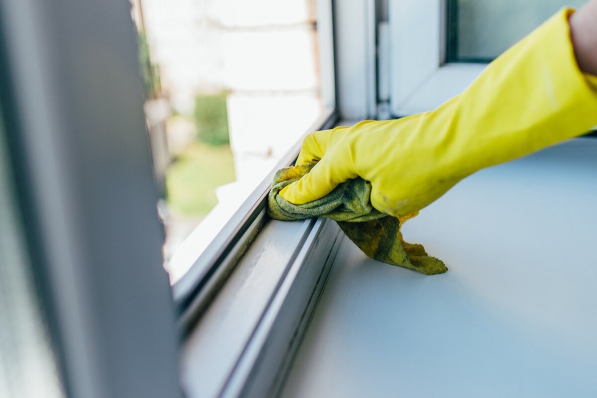 Pomešajte ovo sa vodom i nanesite na krpu. Žute mrlje sa PVC prozorskih okvira nestaju bez ribanja