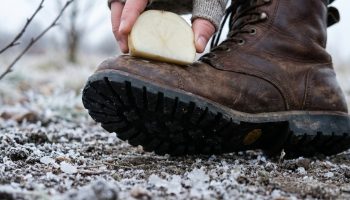 Da vam čizme ne bi bile klizave zimi, namažite ih ovim sredstvom: bićete iznenađeni, ali ovo radi