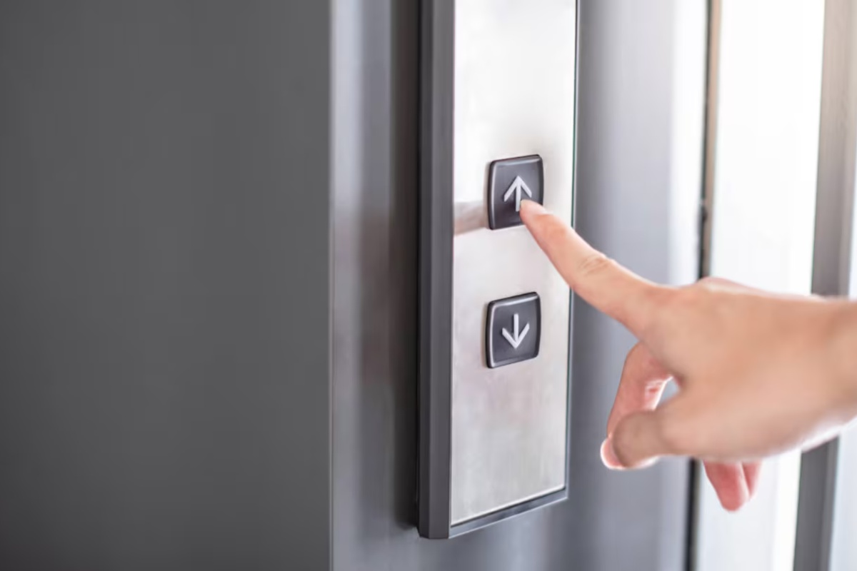 Koje dugme treba pritisnuti ako je lift dole, a želite da se popnete?