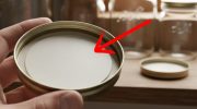 Malo ko zna: čemu služi plastični disk unutar poklopaca tegli