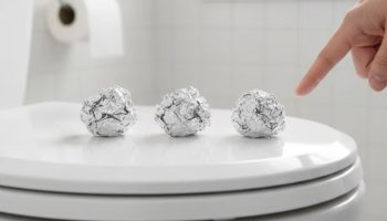 Stavljanje aluminijumske folije u toalet: čemu služi i zašto se preporučuje