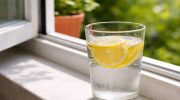 Stavite čašu vode sa limunom pored prozora: zašto se to preporučuje i čemu služi