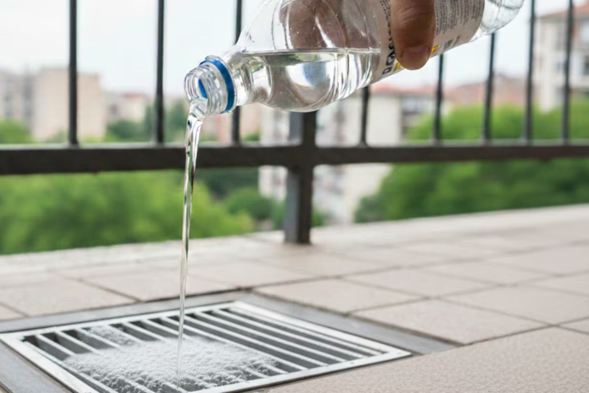 Sipajte sirće u rešetke na balkonu: zašto se to preporučuje i čemu služi