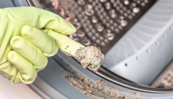 Intenzivno čišćenje gume na veš mašini za uklanjanje sve nakupljene prljavštine krpom i jednim sredstvom za čišćenje