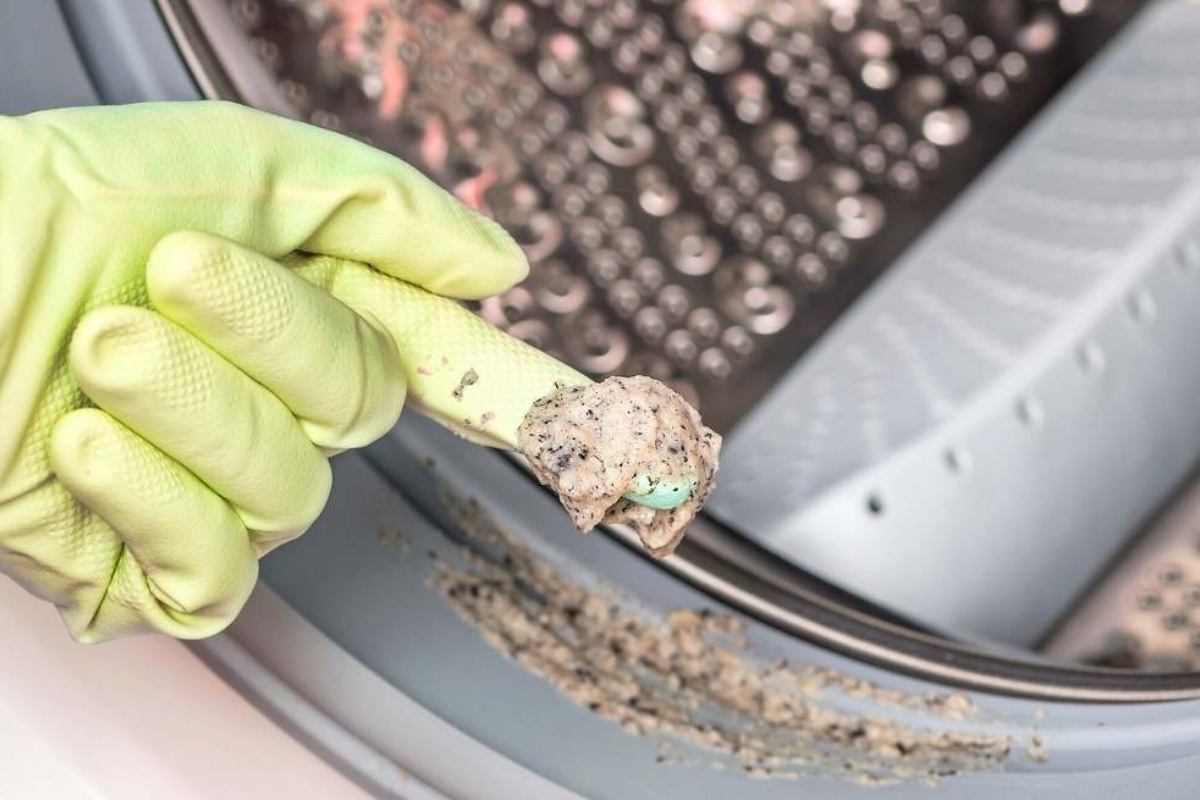 Intenzivno čišćenje gume na veš mašini za uklanjanje sve nakupljene prljavštine krpom i jednim sredstvom za čišćenje