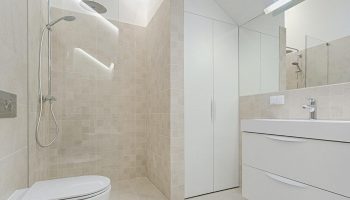 Rešenje za čišćenje stakla tuš kabine u sekundi koje traje dugo, prema savetu hemijskog inženjera