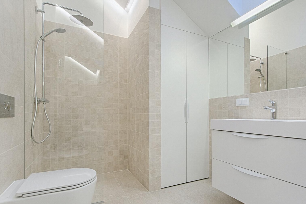 Rešenje za čišćenje stakla tuš kabine u sekundi koje traje dugo, prema savetu hemijskog inženjera