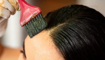 Oprostite se od sedih vlasi zauvek: idealna domaća farba koja prekriva nesavršenosti i vraća prirodnu boju kose