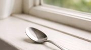 Stavite kašiku na prozor: zašto to preporučuju i čemu služi