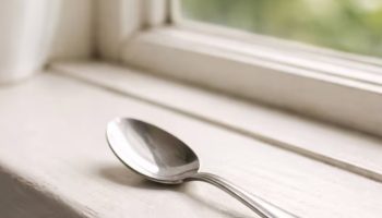 Stavite kašiku na prozor: zašto to preporučuju i čemu služi