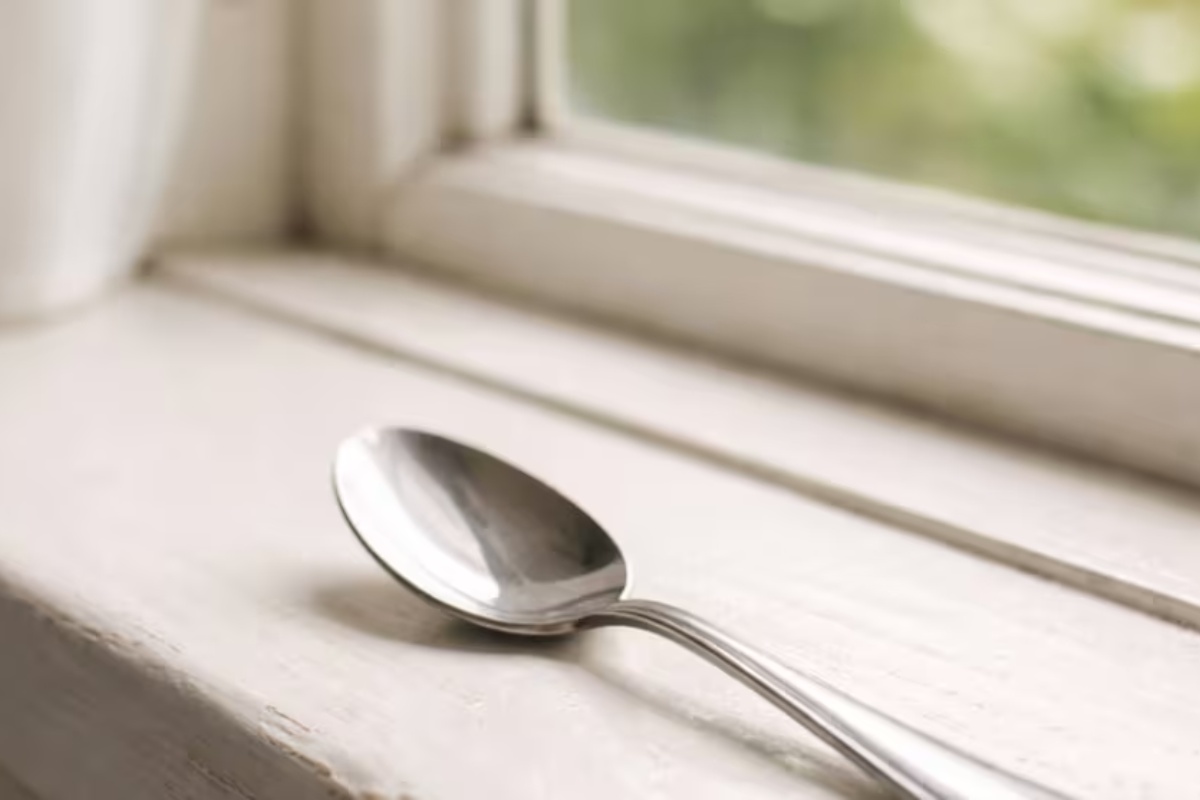 Stavite kašiku na prozor: zašto to preporučuju i čemu služi
