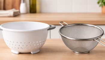 Ni plastika ni tanki metal: koji je najbolji materijal za kuhinjsku cediljku