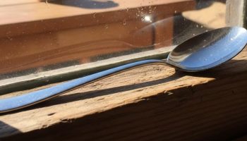 Stavljanje metalne kašike na okvir prozora: čemu to služi
