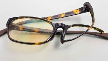 Kako popraviti savijene drške naočara bez lomljenja okvira